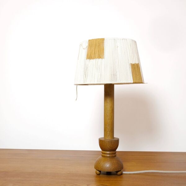Bougeoir en bois monté en lampe et son abat-jour en corde, 47.5cm.