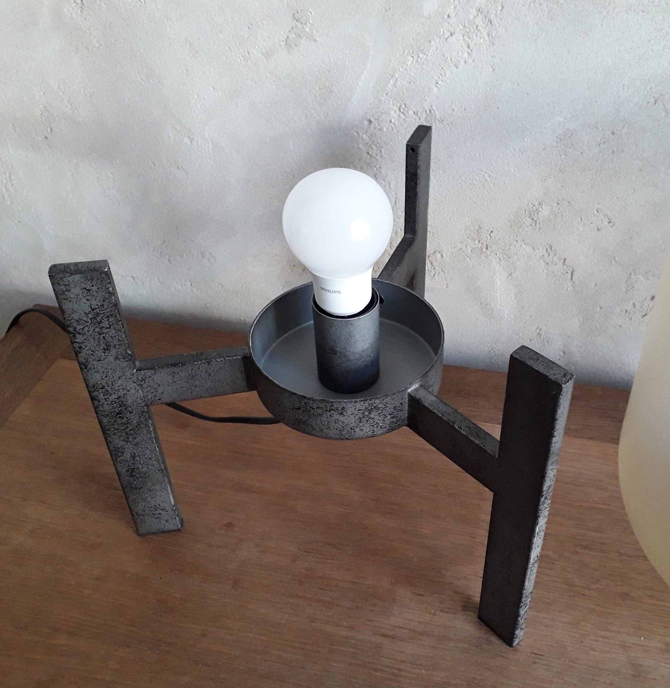 Tripod table lamp