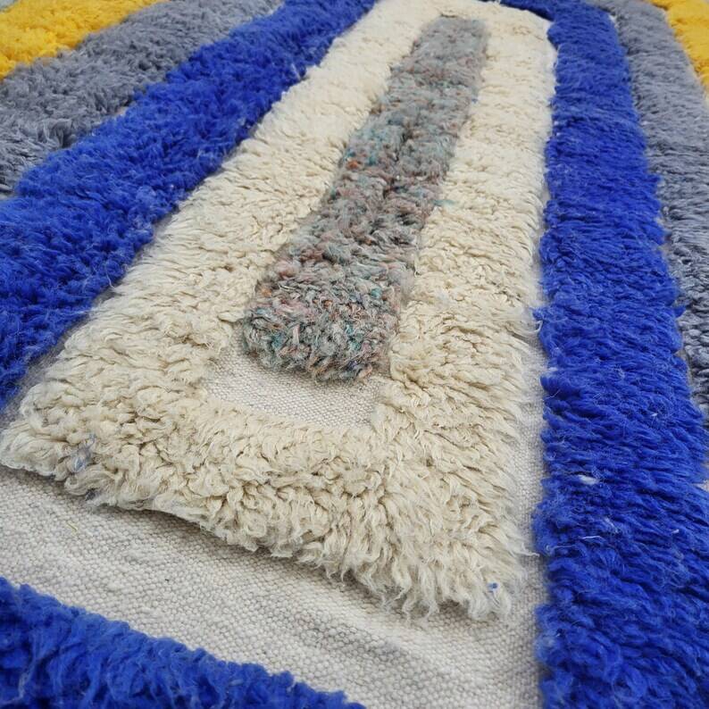 Off-white Moroccan rug with geometric patterns, 250cm x 150cm