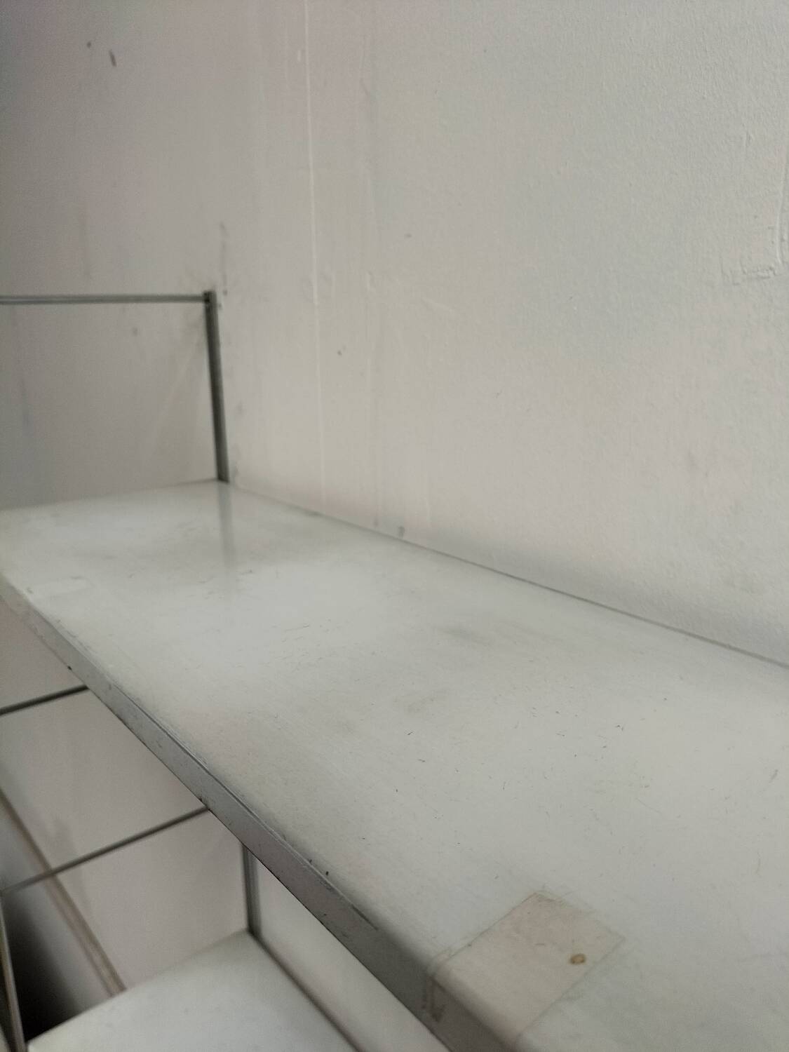 Metal string shelf
