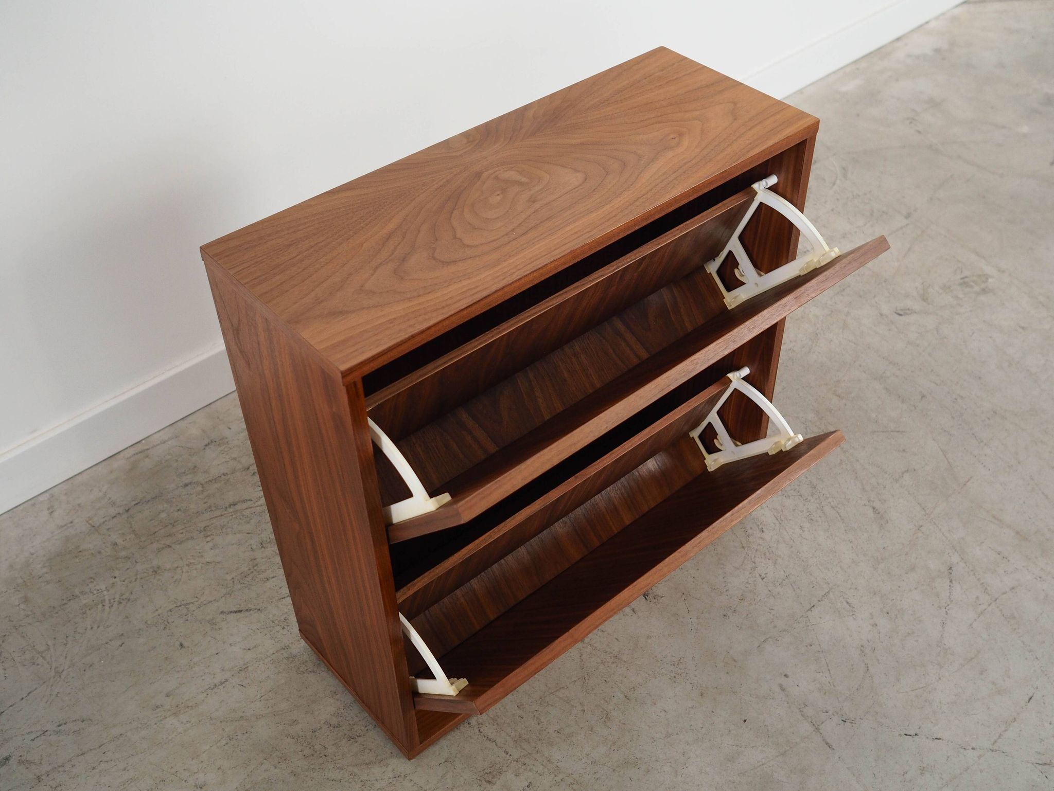Meuble à chaussures en noyer, design scandinave