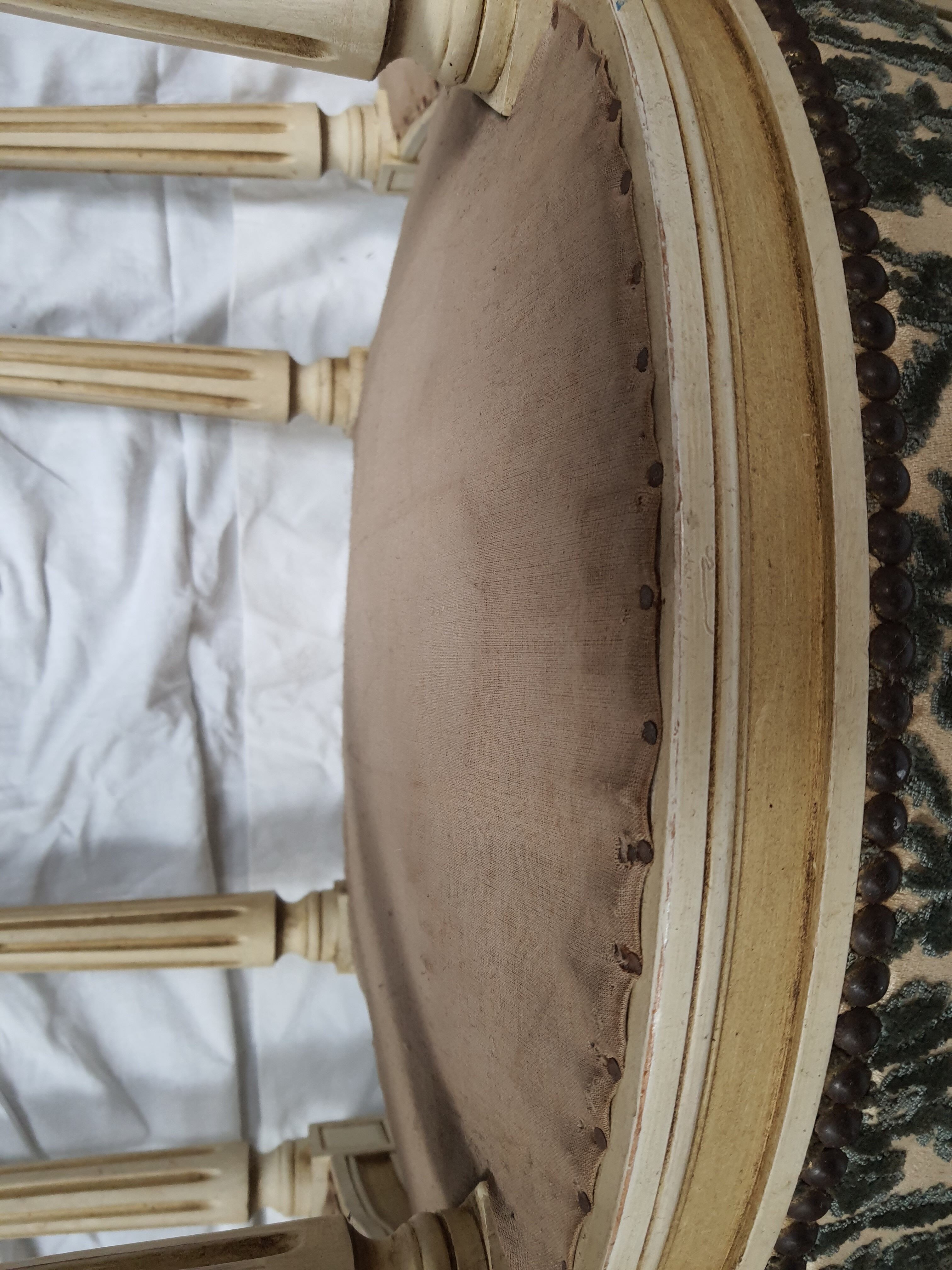 5 chaises en bois laqué blanc style Louis XVI