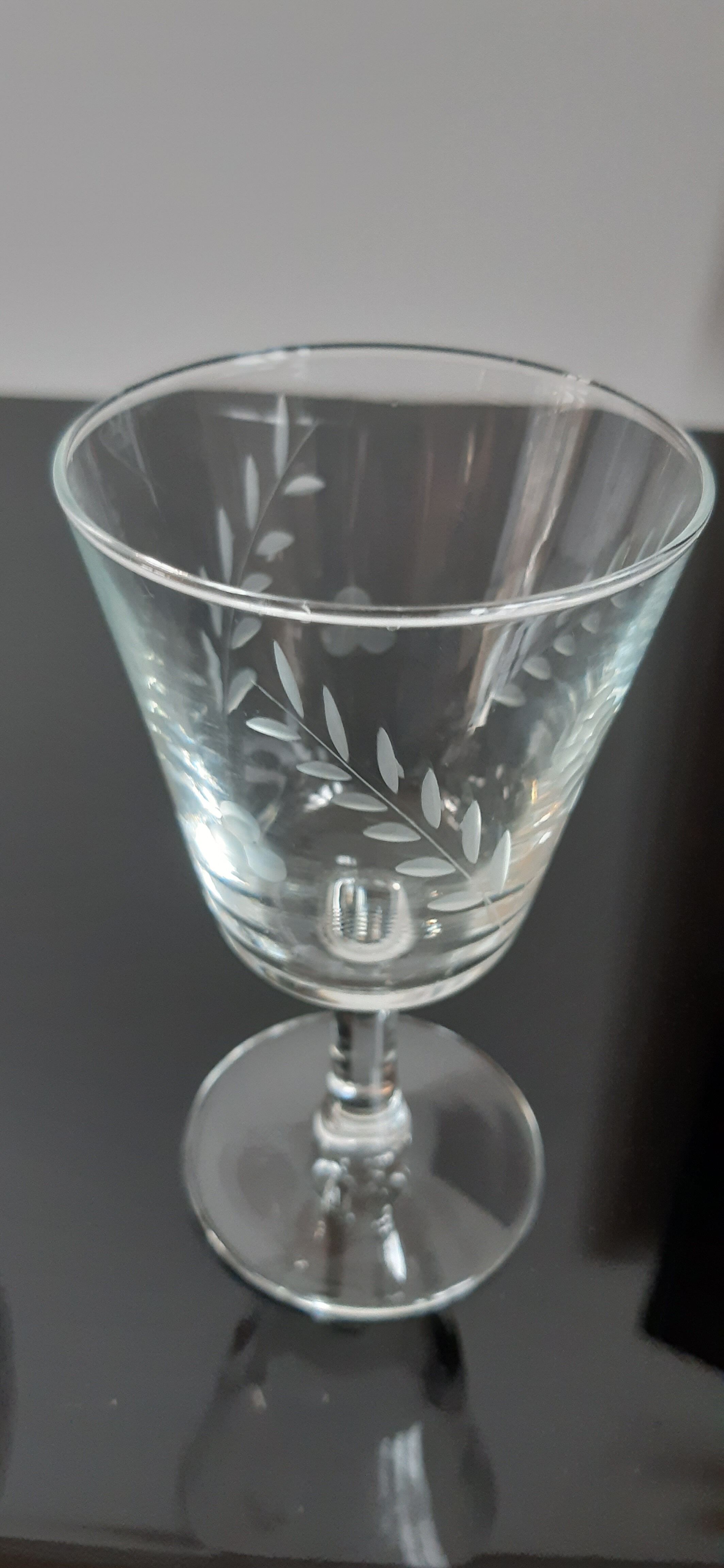 Set of 9 wine glasses in crystalline engraved 60s