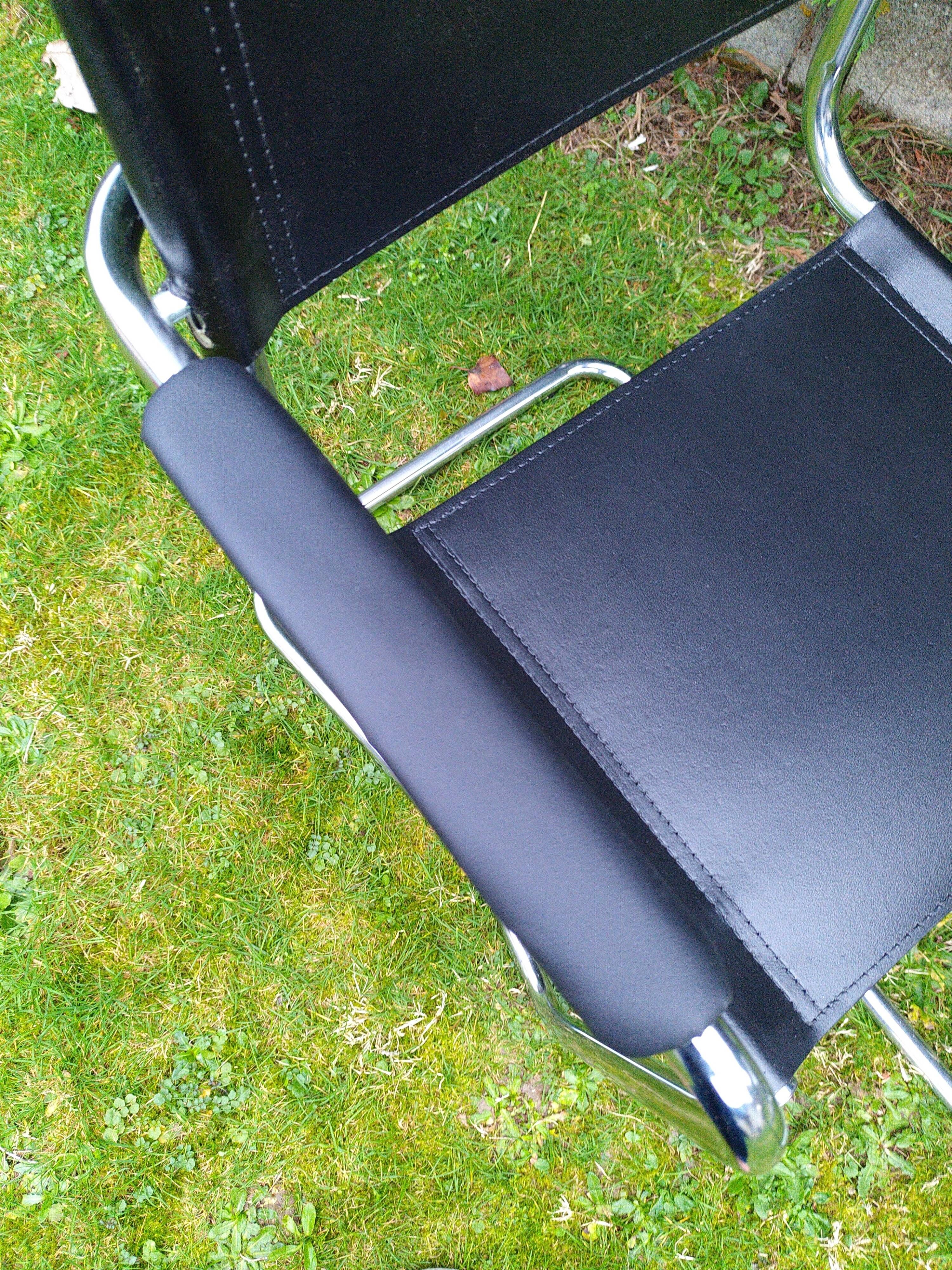 Set of 2 cantilever chairs in the style of Mart Stam.