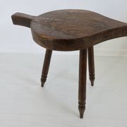 Tabouret brutaliste en bois massif
