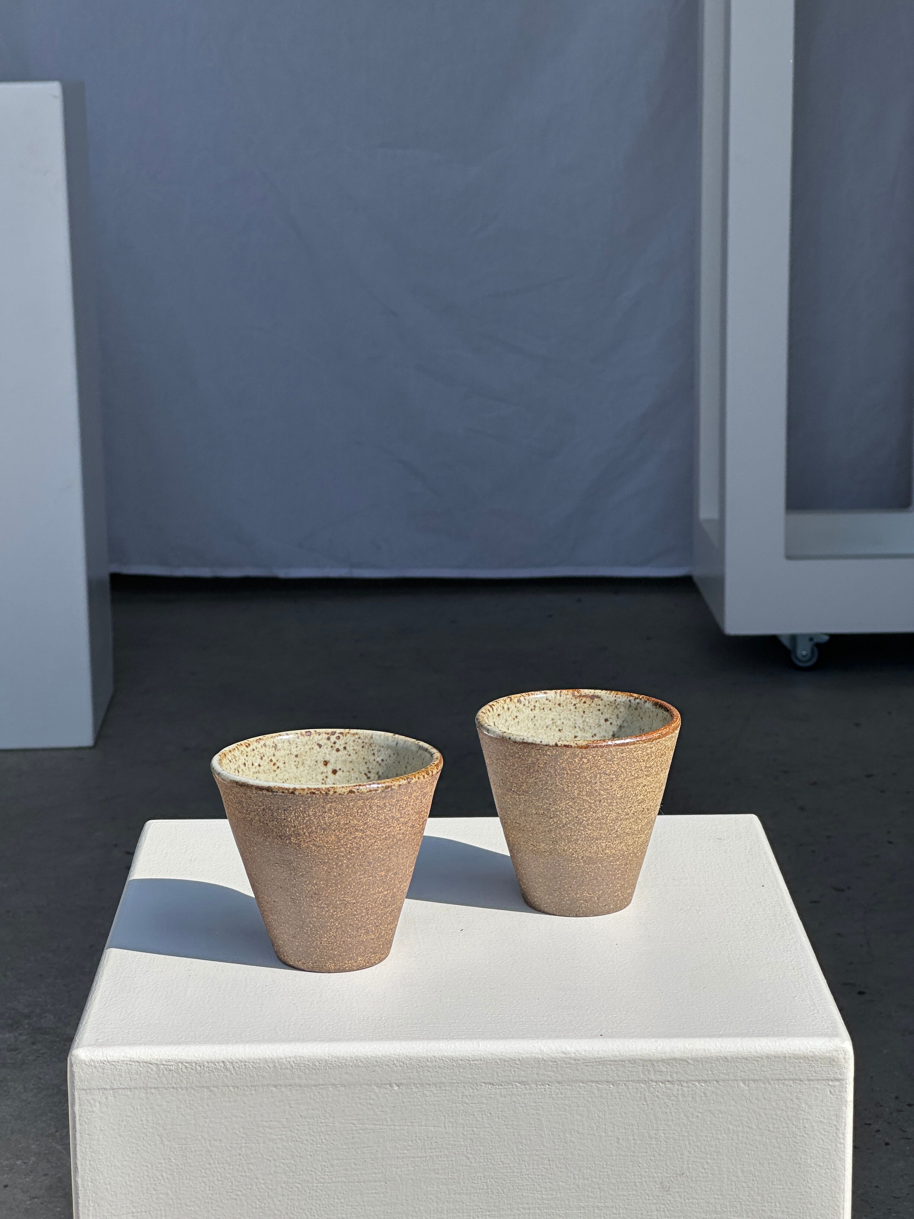 Lot de 2 tasses / mug en céramique indonésienne (mat brun)