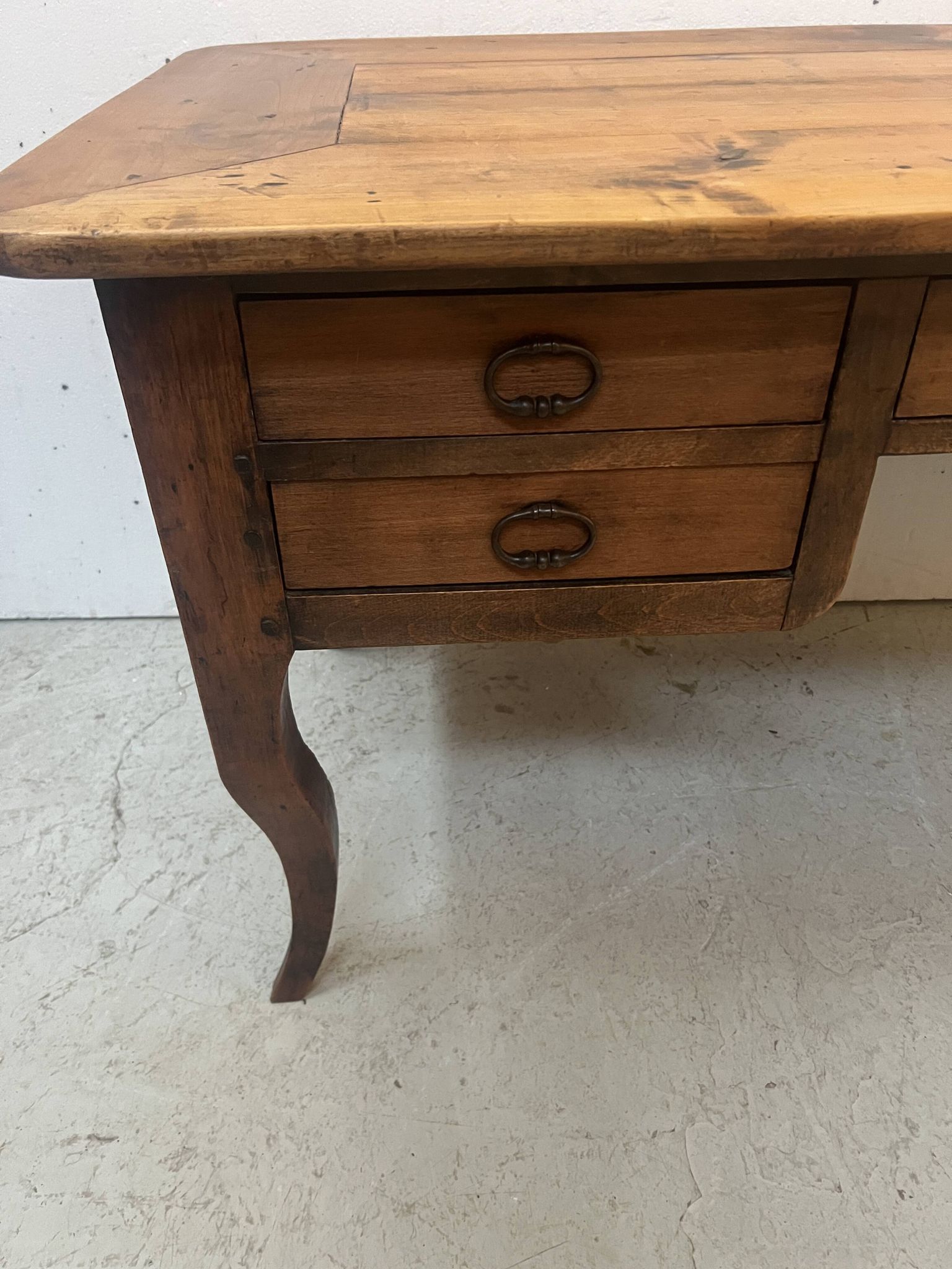 Bureau provincial marqueté en merisier massif XX siècle