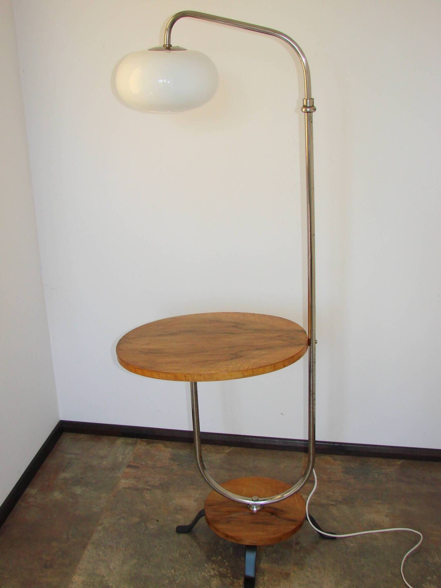 Une lampe sur pied avec une table d'appoint, années 1940.