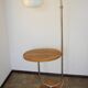 Une lampe sur pied avec une table d'appoint, années 1940.