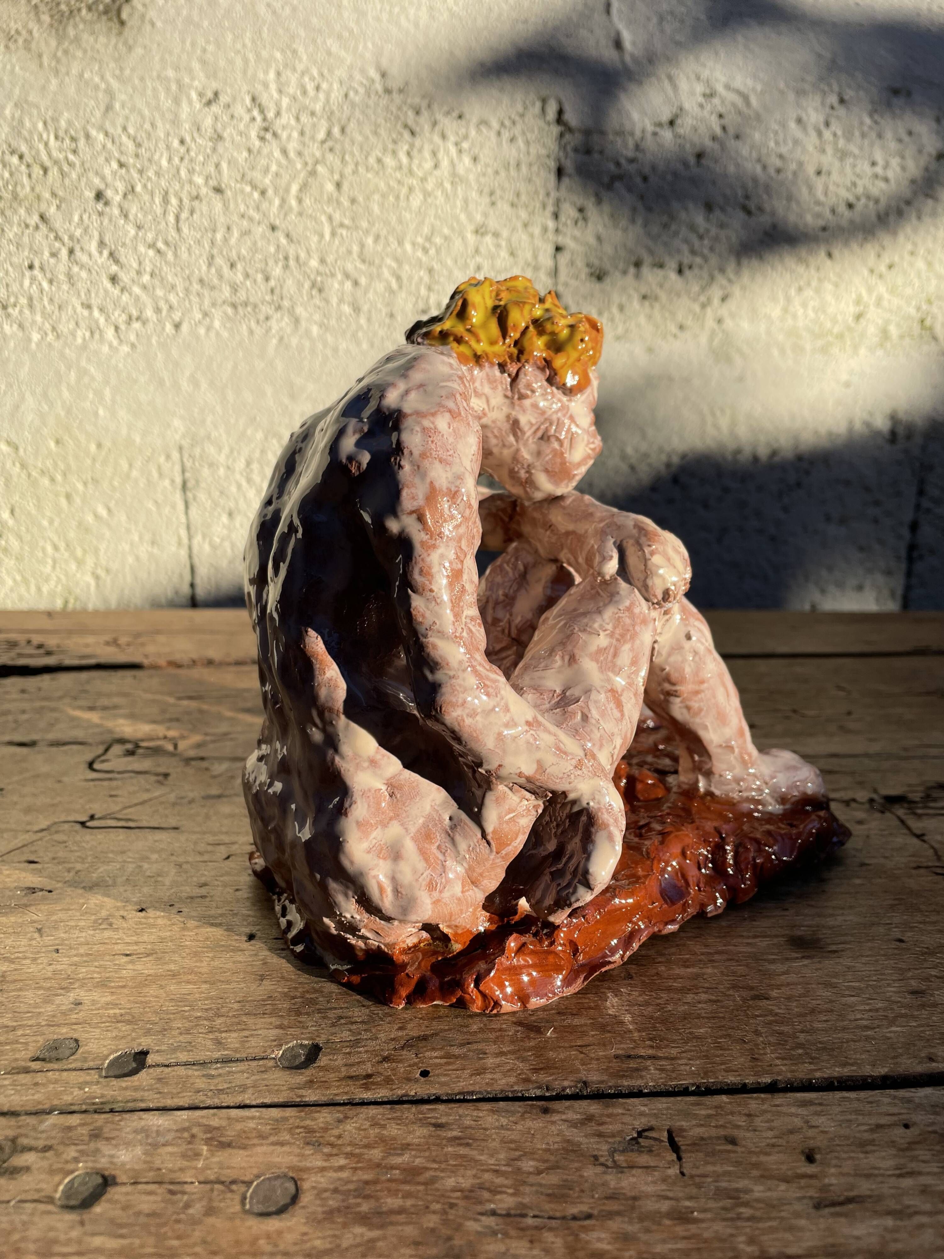 Sculpture contemporaine figure féminine terre cuite émaillée signée