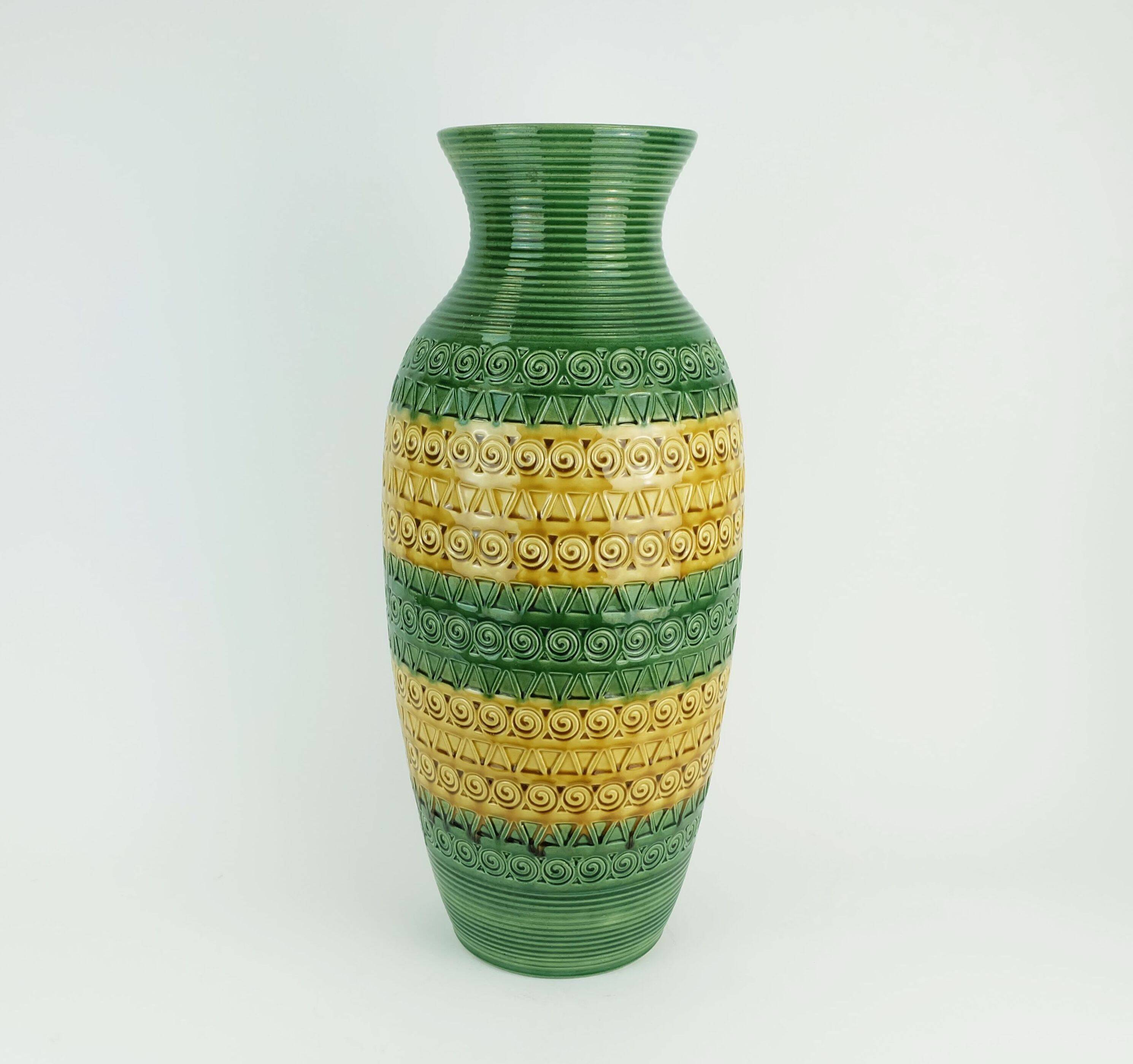 Vase de sol en céramique verte ocre à motif en relief des années 1960, modèle l1142-50