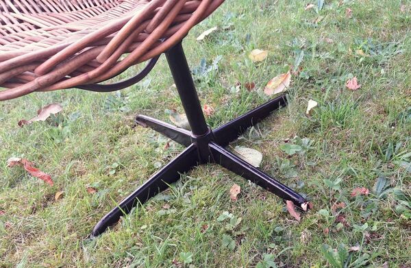 Chaise pod pivotante en rotin et fer, années 1960