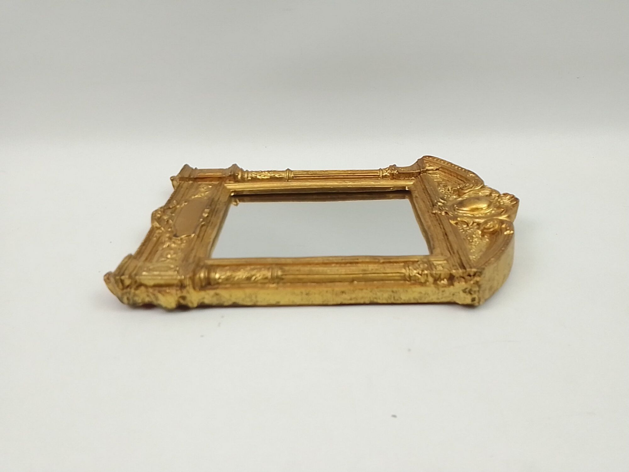 Golden resin mirror to hang