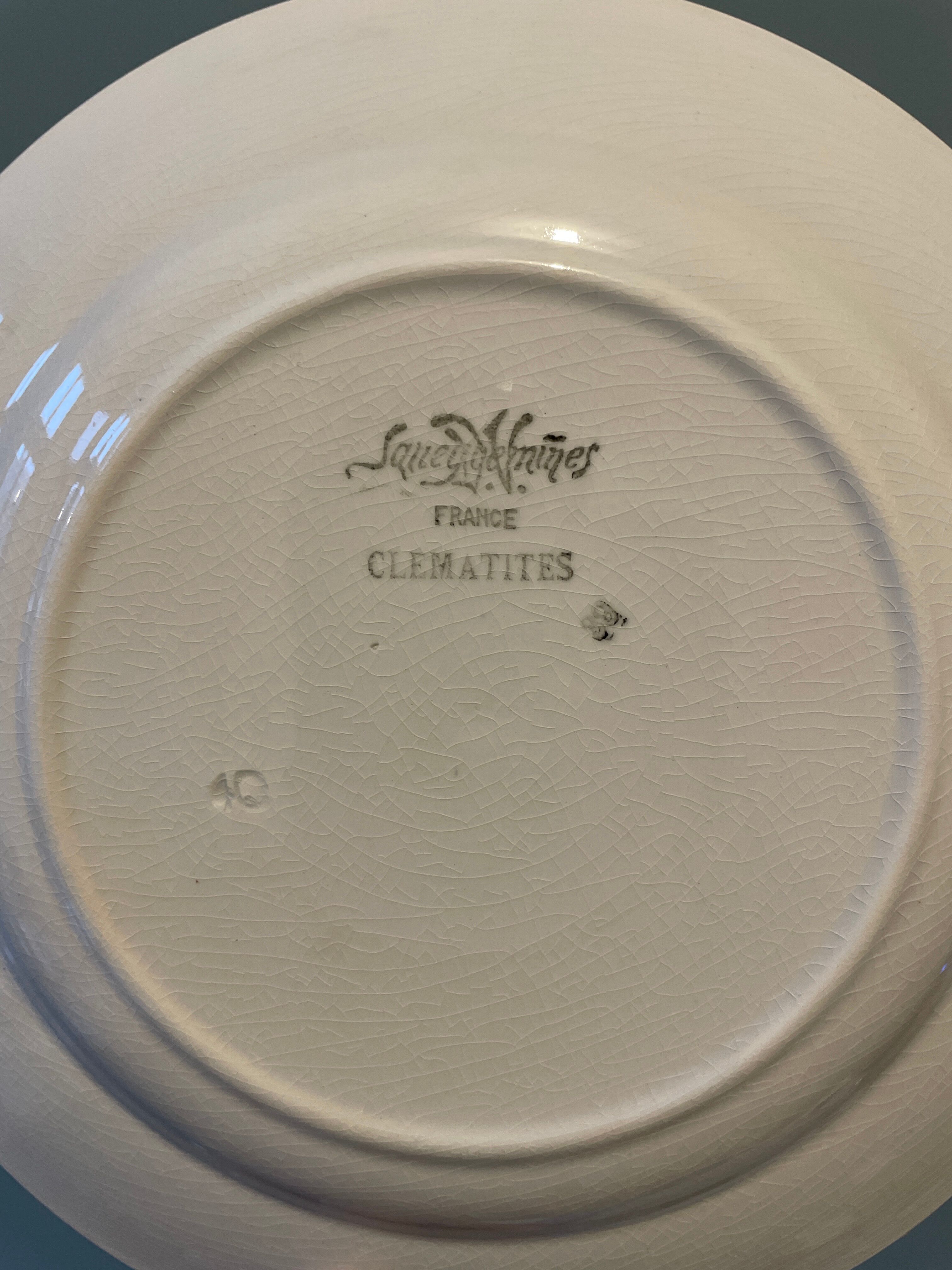 Lot de 12 assiettes semi creuses Sarreguemines, modèle « Clématites »