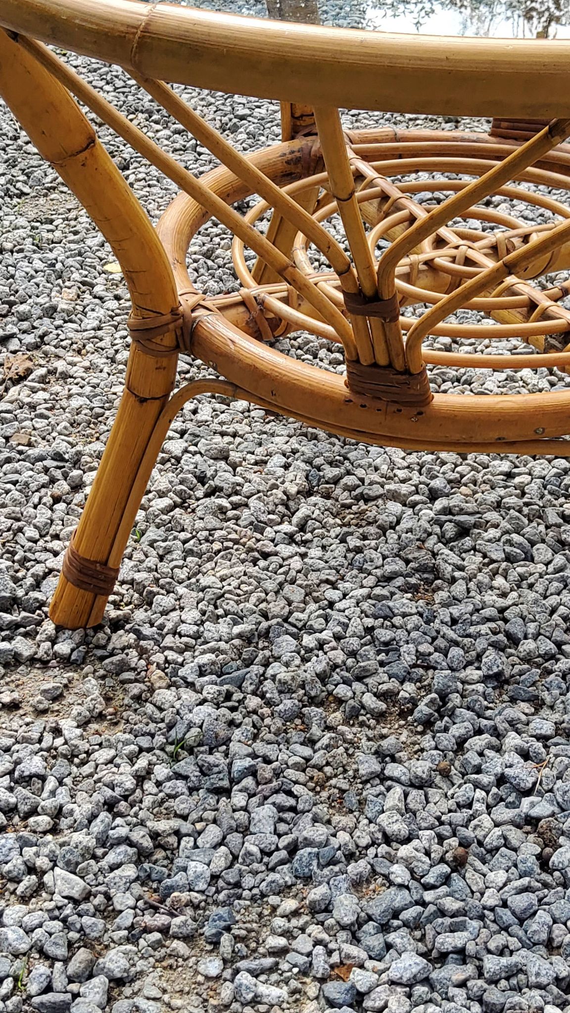 Table basse ronde en rotin plateau en verre des années 70