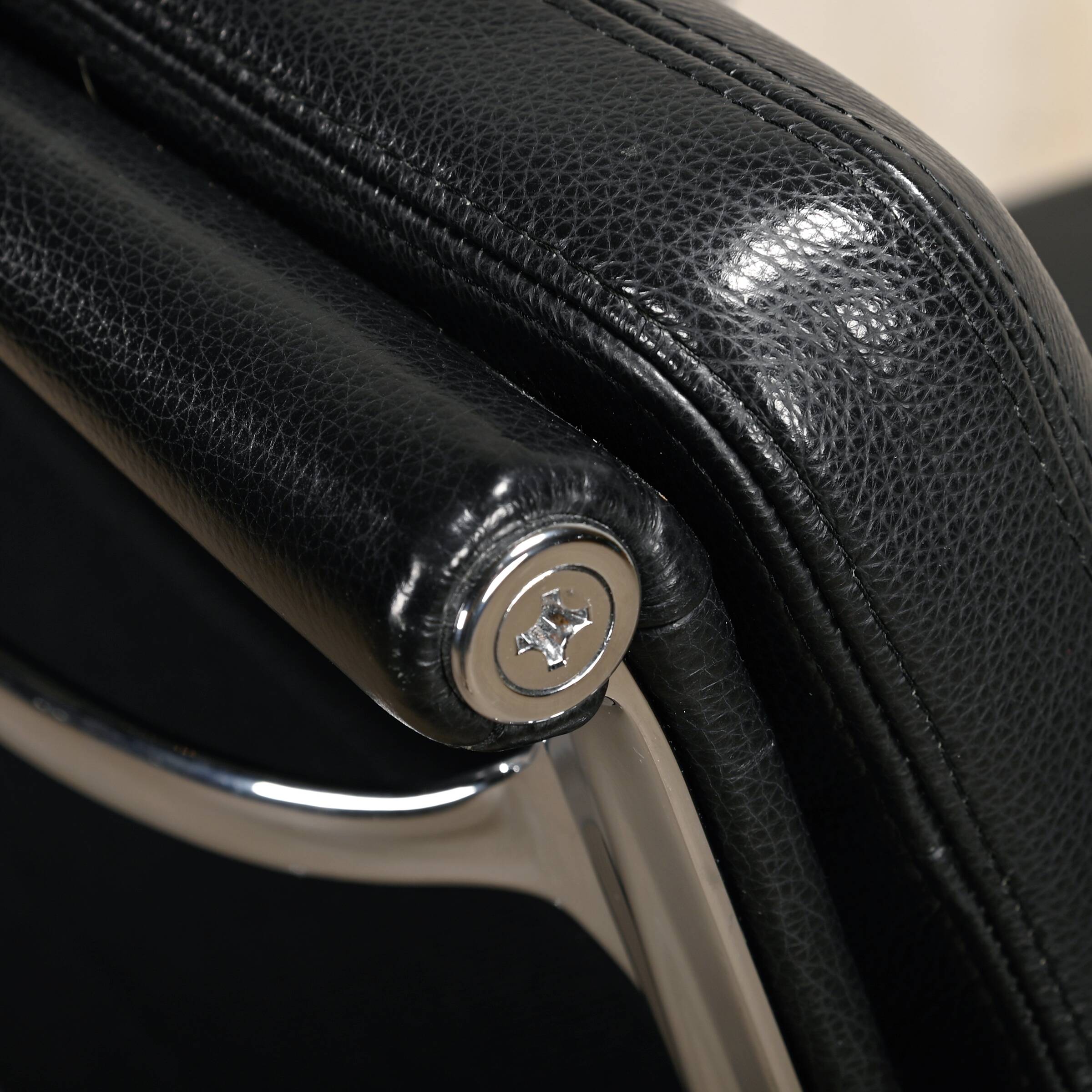 Charles & Ray Eames EA217 Office Chair in Chrome and Black leather, Vitra