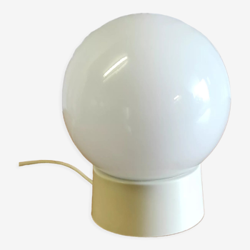 Lampe à poser globe en verre blanc  – années 60/70