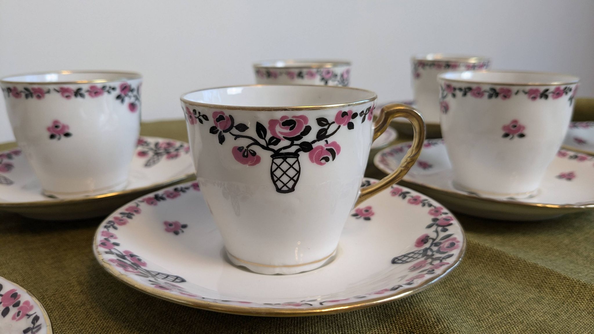 Service à café en porcelaine 18 pièces signé "Aux Lions de Faïence Paris"