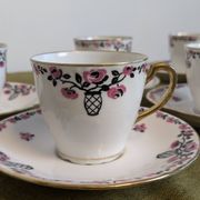 Service à café en porcelaine 18 pièces signé "Aux Lions de Faïence Paris"