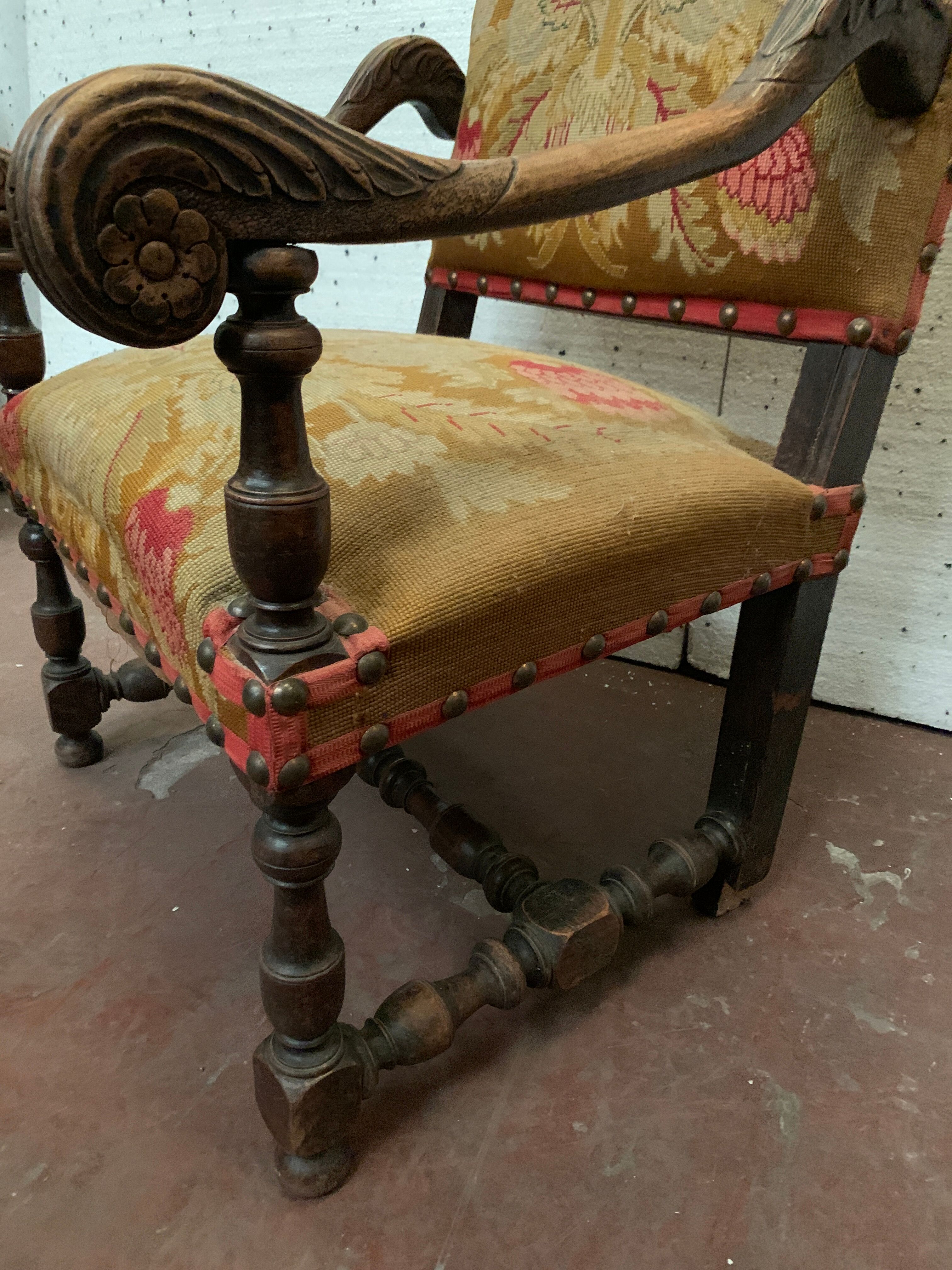 Fauteuil de style louis xiii en noyer massif xx siècle