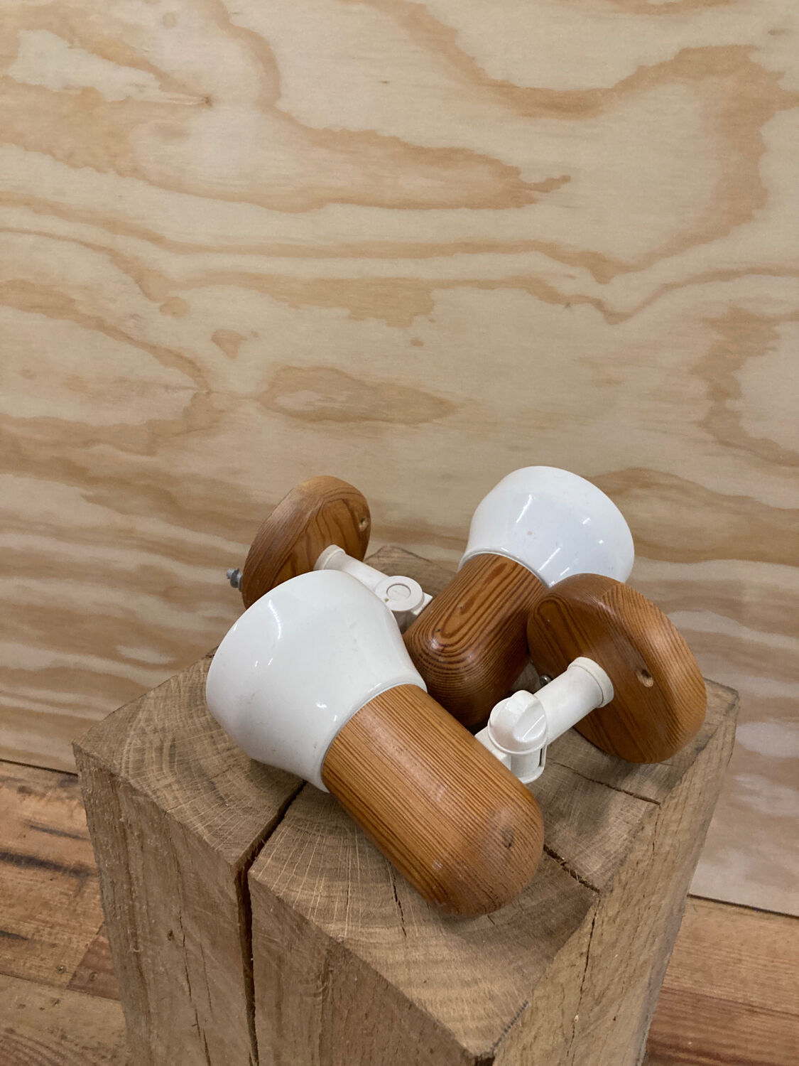 Pair of wall lights in pine and white metal 1980