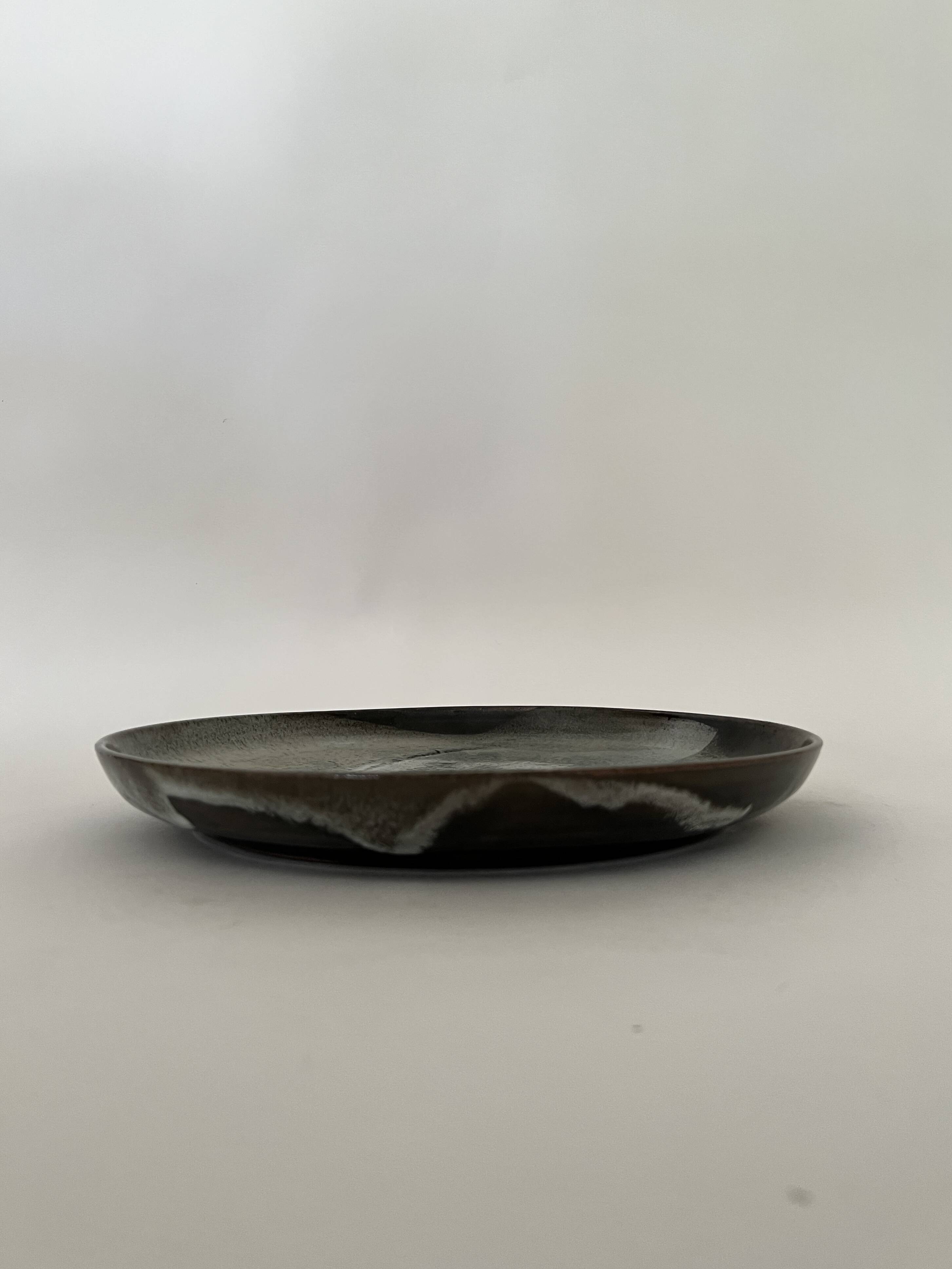 Grand plat en céramique émaillée fait main et signé PM, France 1970