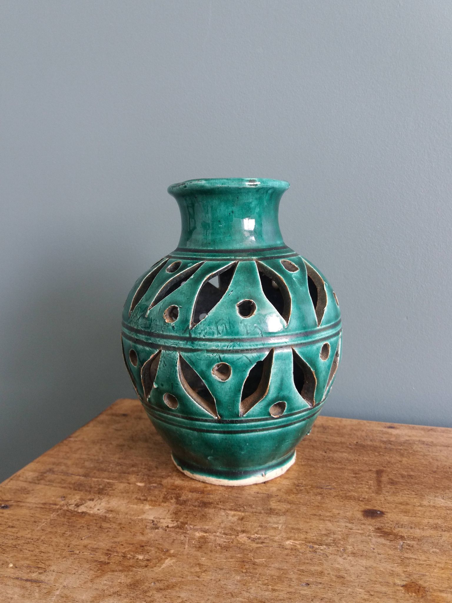 Vase artisanal ajouré emeraude