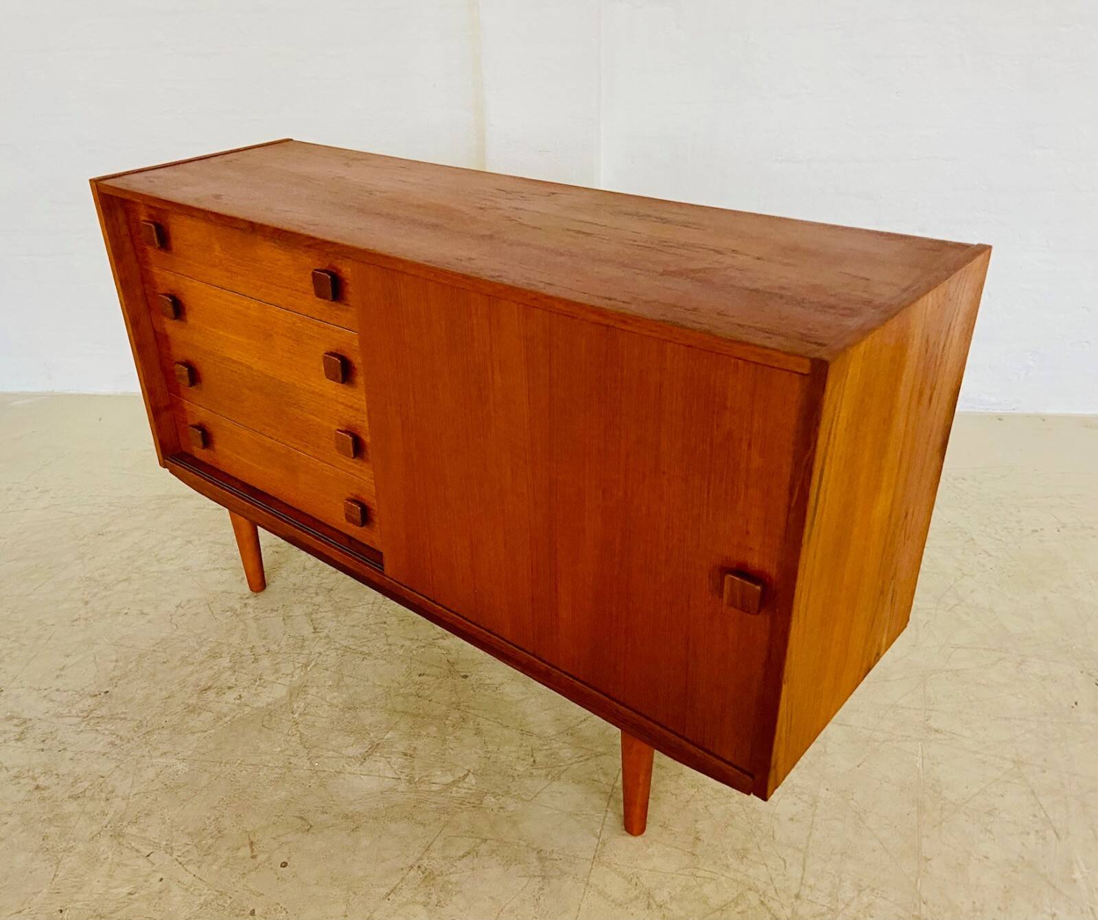 Buffet danois rétro vintage en teck du milieu du siècle par Domino Møbler