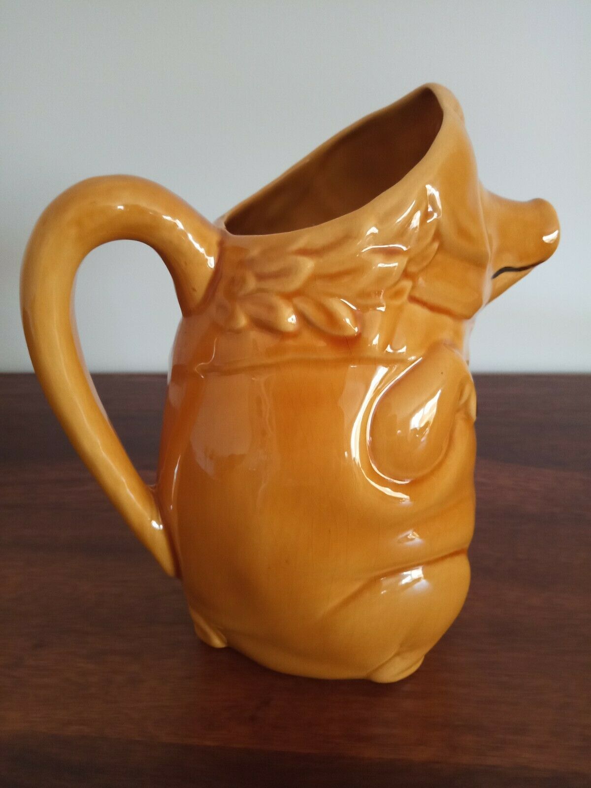 Anthropomorphic pitcher in dabbling