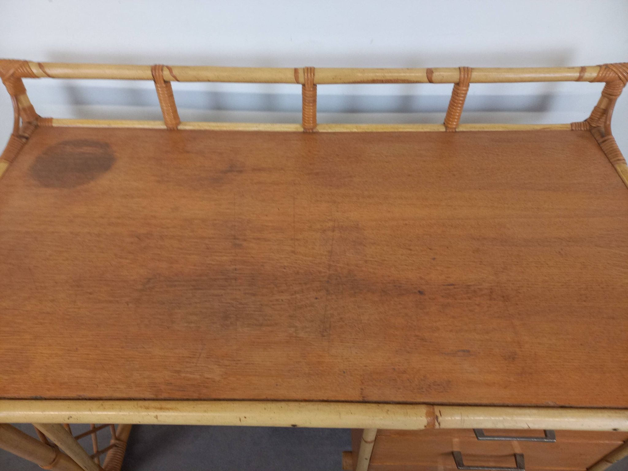Bureau et sa chaise en rotin