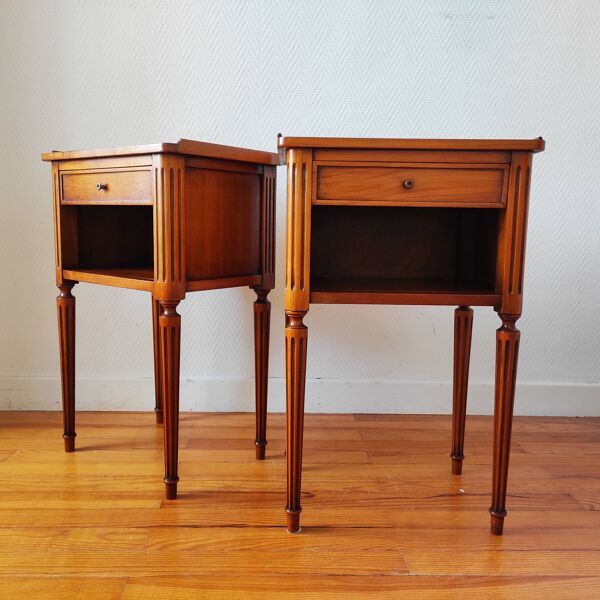 Paire de tables de chevet de style Louis XVI