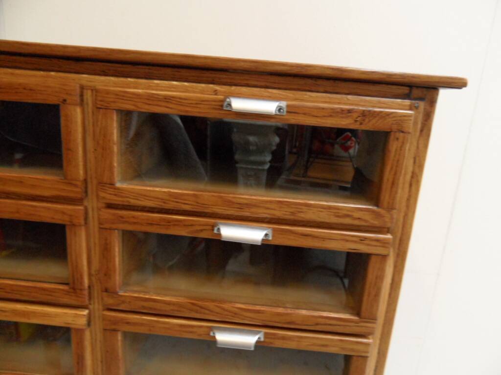Vitrine vintage avec tiroirs