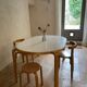 Joli ensemble design table, chaises et tabouret