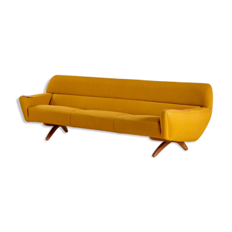 Model 62 Geisha sofa by Leif Hansen for Kronen