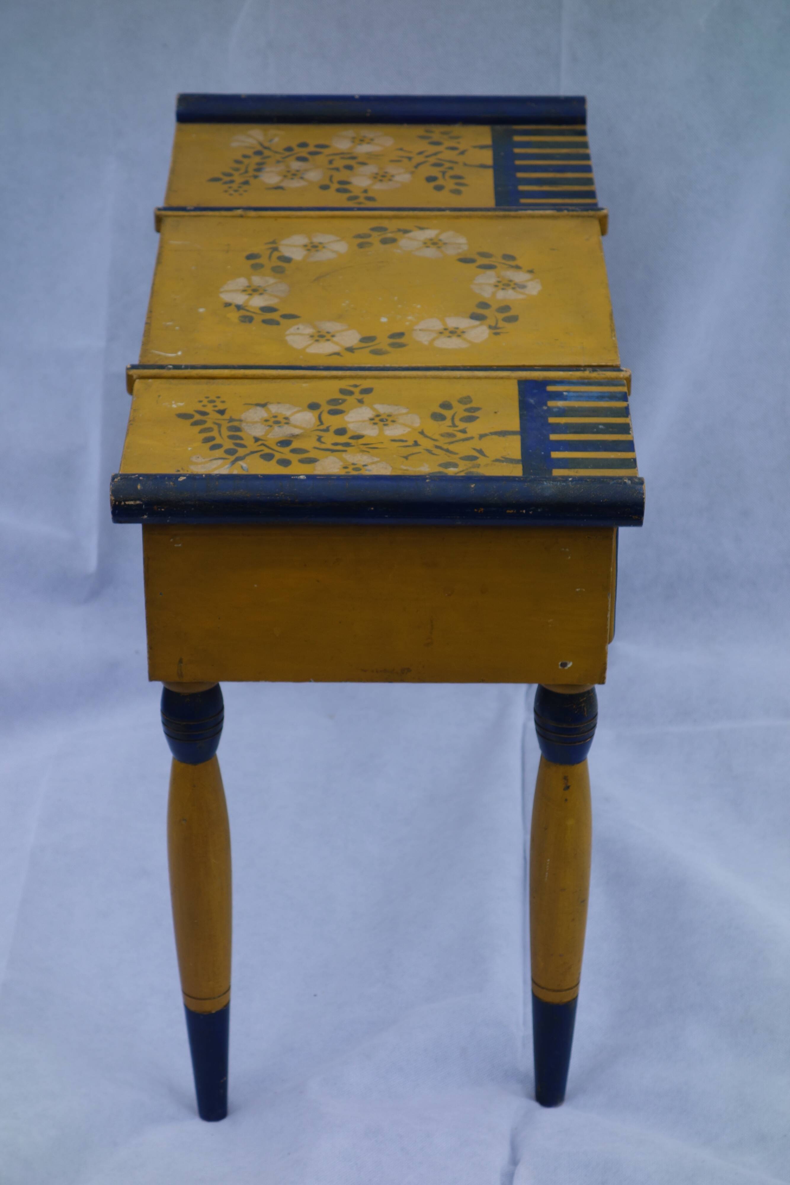 Coiffeuse d'enfant ancienne