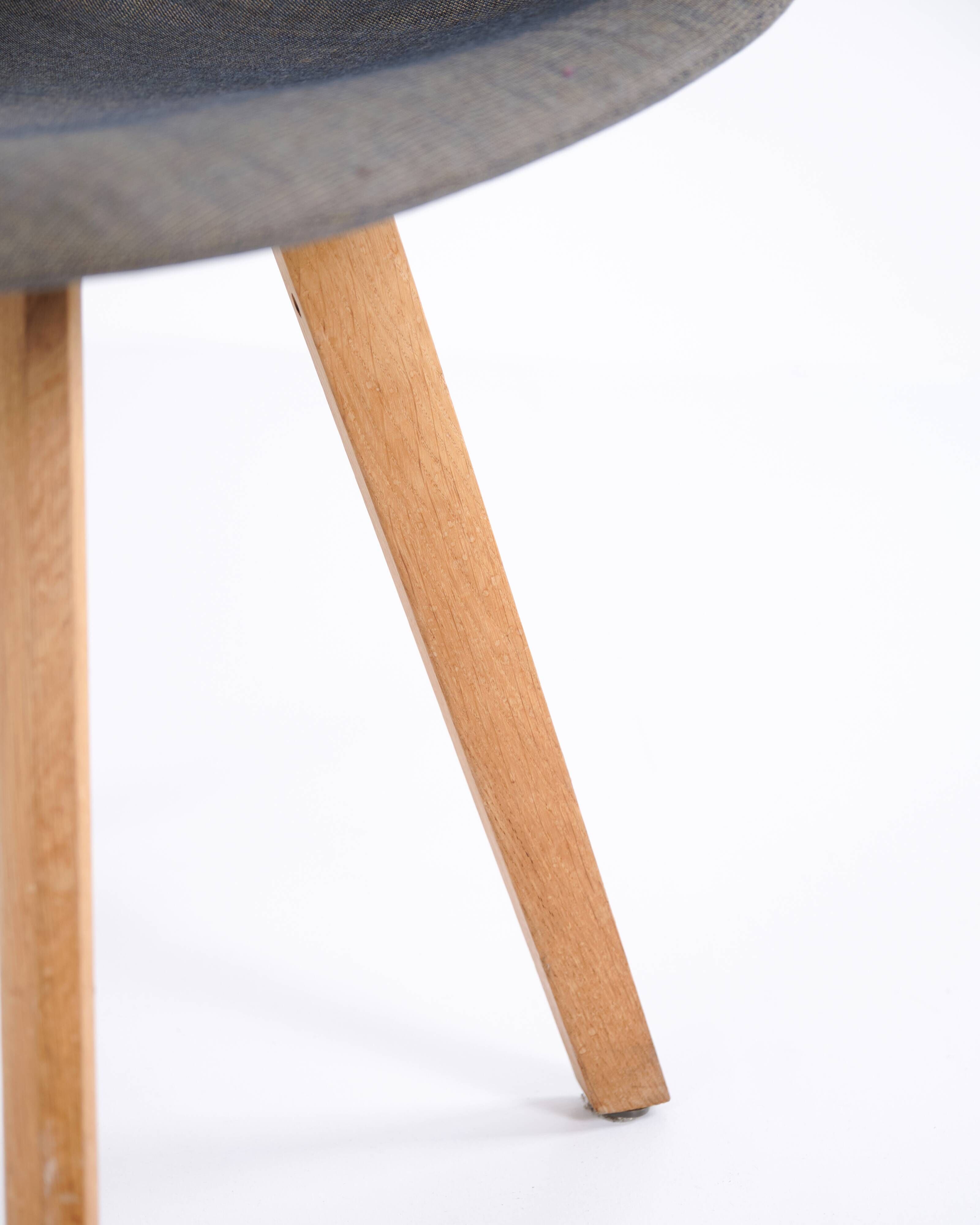 Eyes Wood chair – Erik Jørgensen – Mid grey upholstery – Solid wood