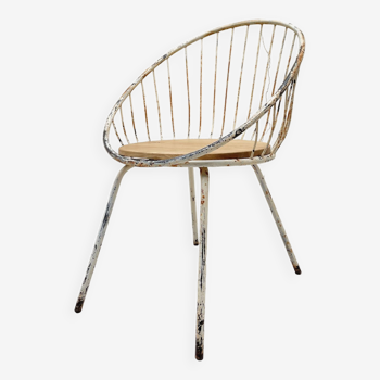Basket armchair in metal and wood.