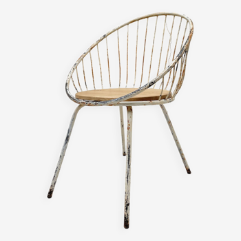 Fauteuil corbeille en métal et bois.