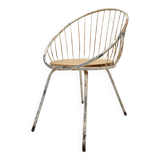 Fauteuil corbeille en métal et bois.