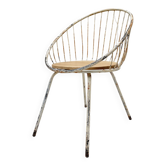 Fauteuil corbeille en métal et bois.