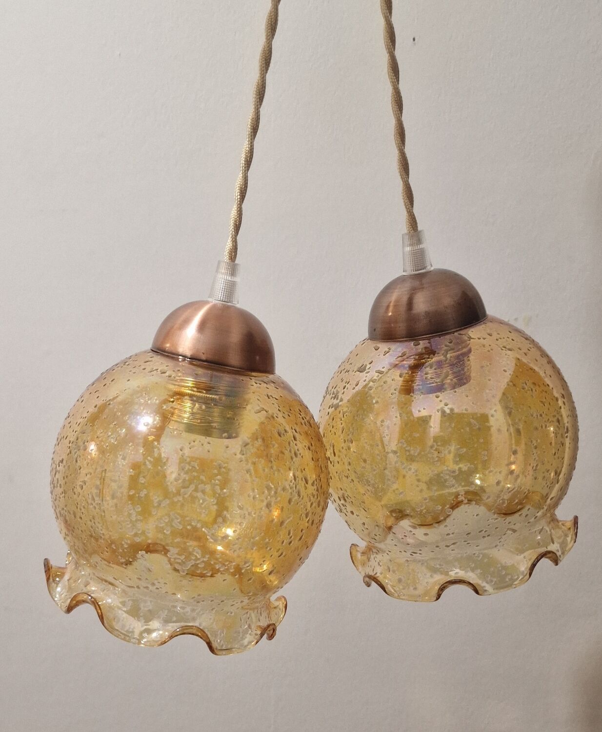 2 iridescent amber luminaires in suspensions