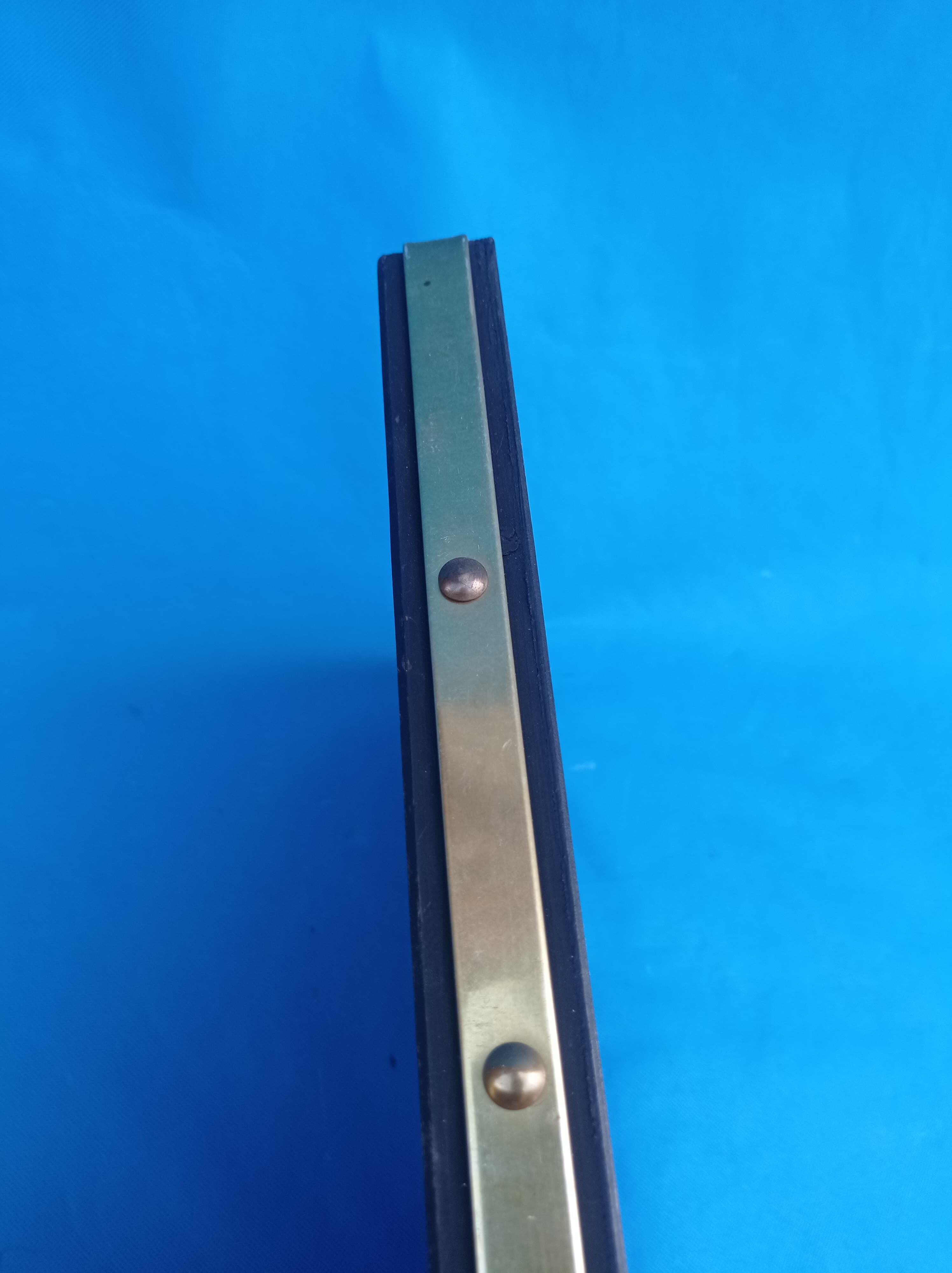 Painting of sunflowers in a vase comes from the 60's / 70's