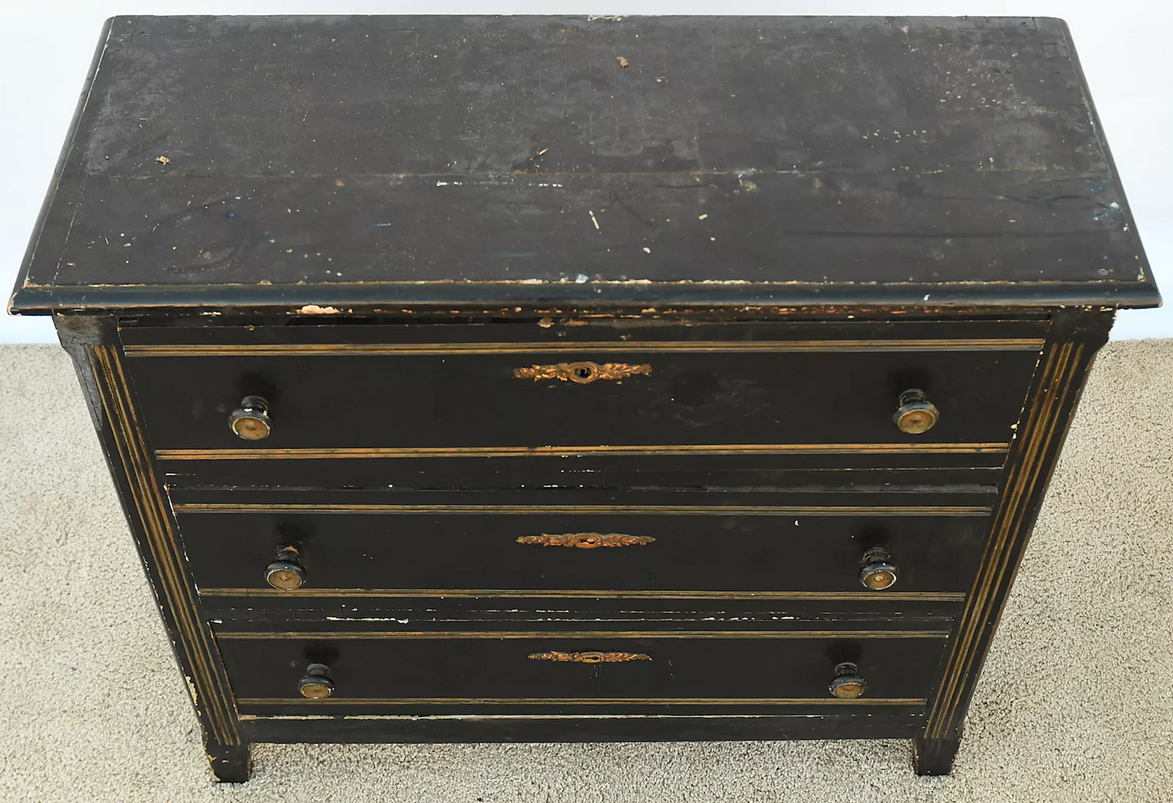 Chest of drawers in black lacquered wood