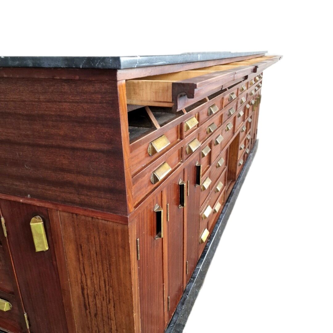 Grand comptoir de pharmacie Art Déco en acajou et marbre, 1909