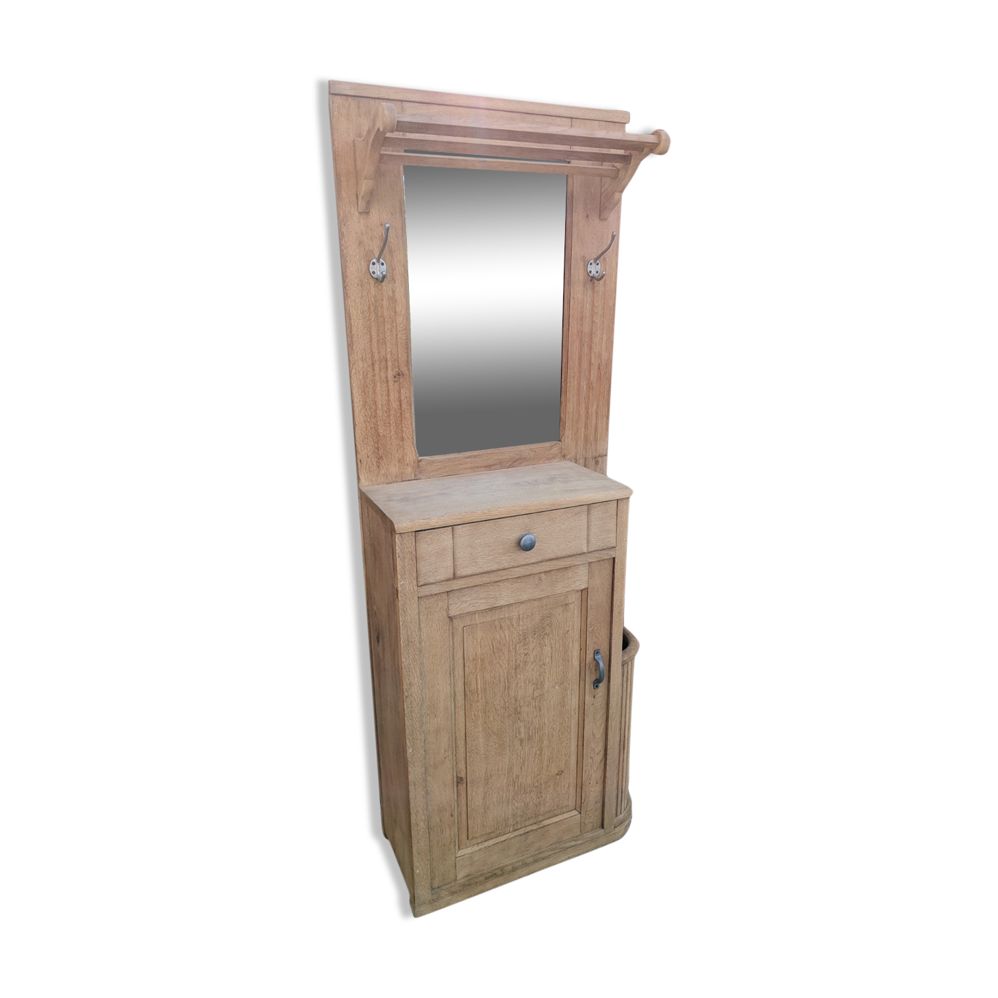 Entrance cloakroom