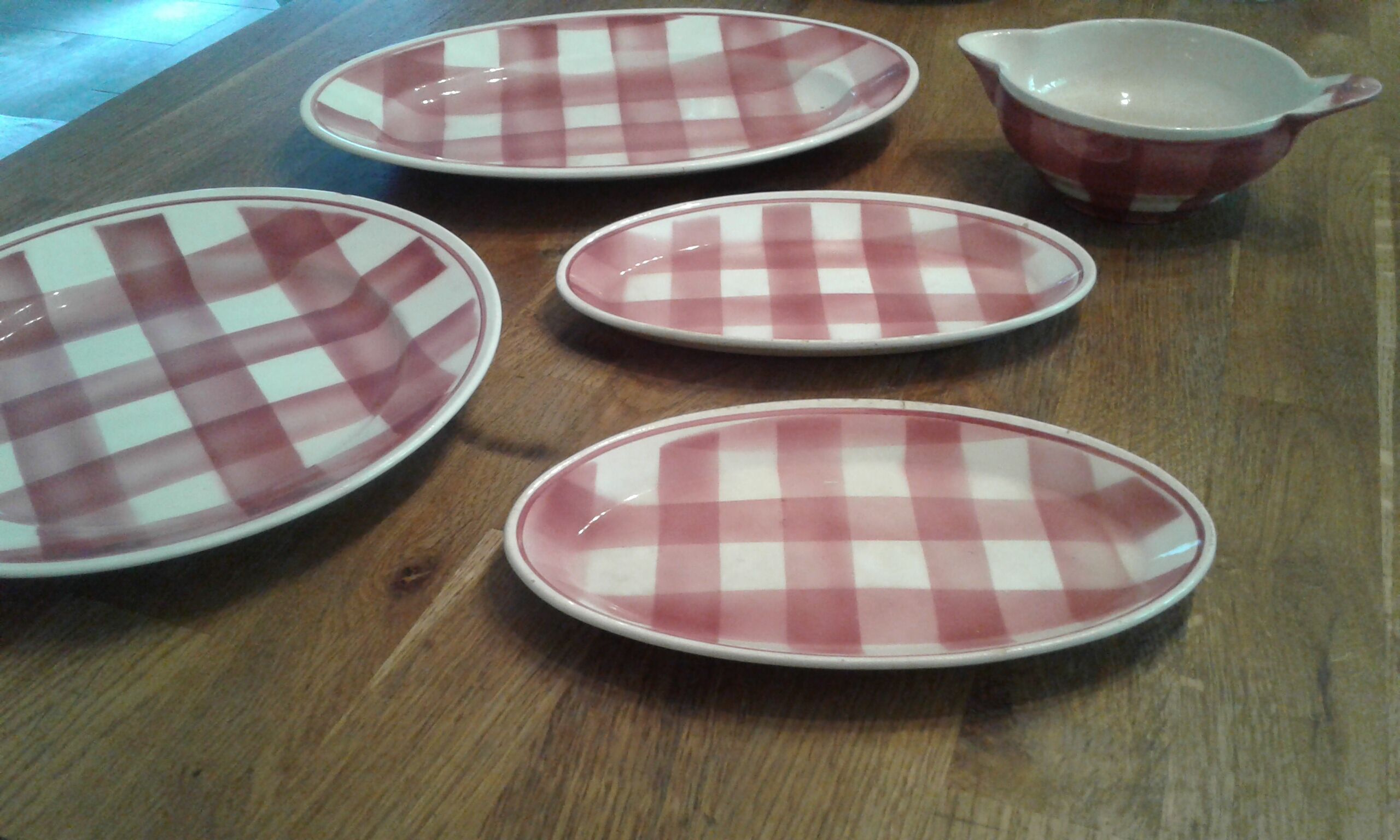 1 oval dish, 1 round dish, 2 raviers, 1 sausage