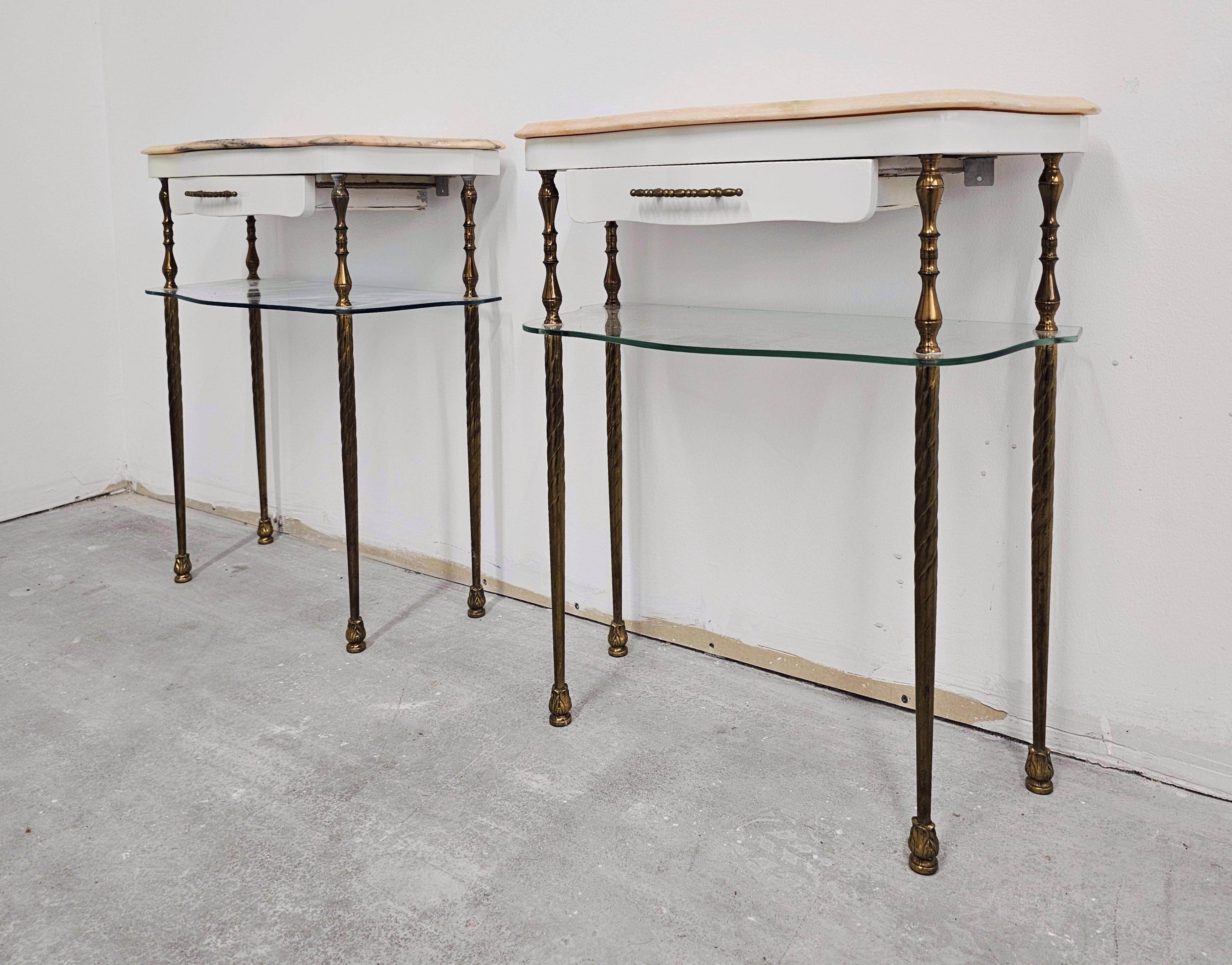 Paire de tables de chevet Hollywood Regency en bronze avec dessus en marbre