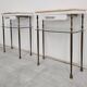 Paire de tables de chevet Hollywood Regency en bronze avec dessus en marbre