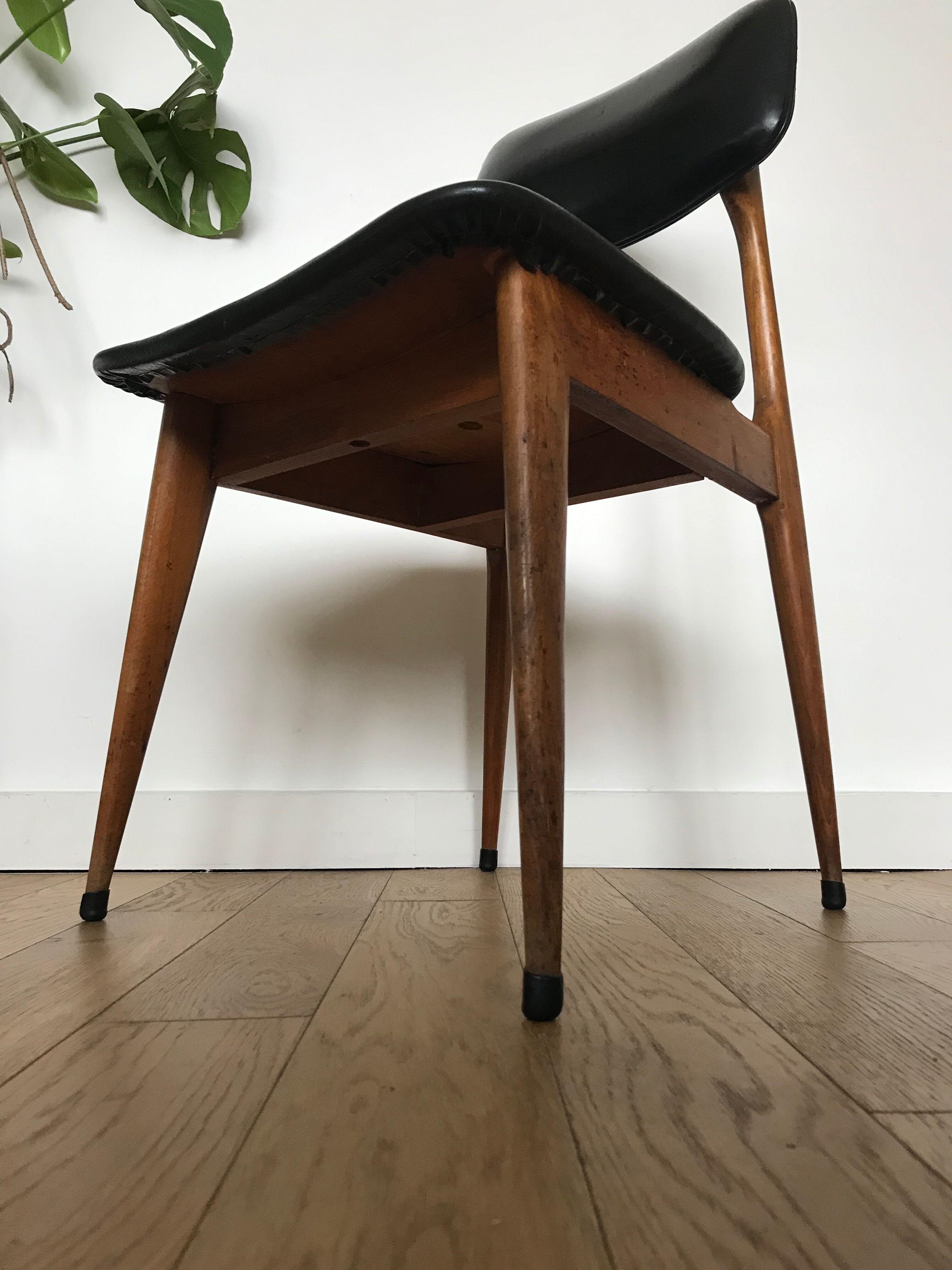 Chair in wood and leatherette