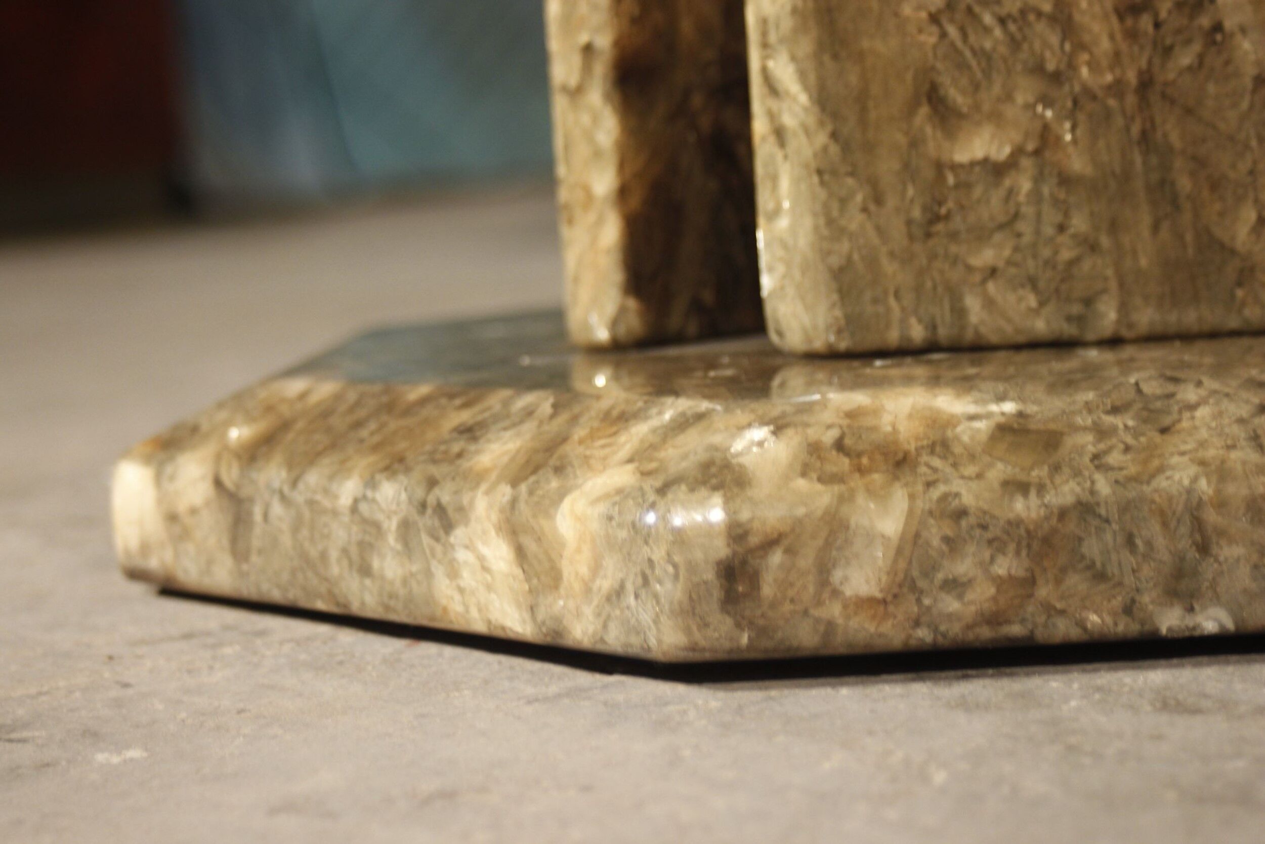 Octagonal post-modernist lounge table in marble beaded massive green quartz, Italy 1970s